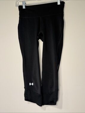 Under Armour Women’s Black Capri Joggers with Mesh Trim. Size XS. SKU AD212-107